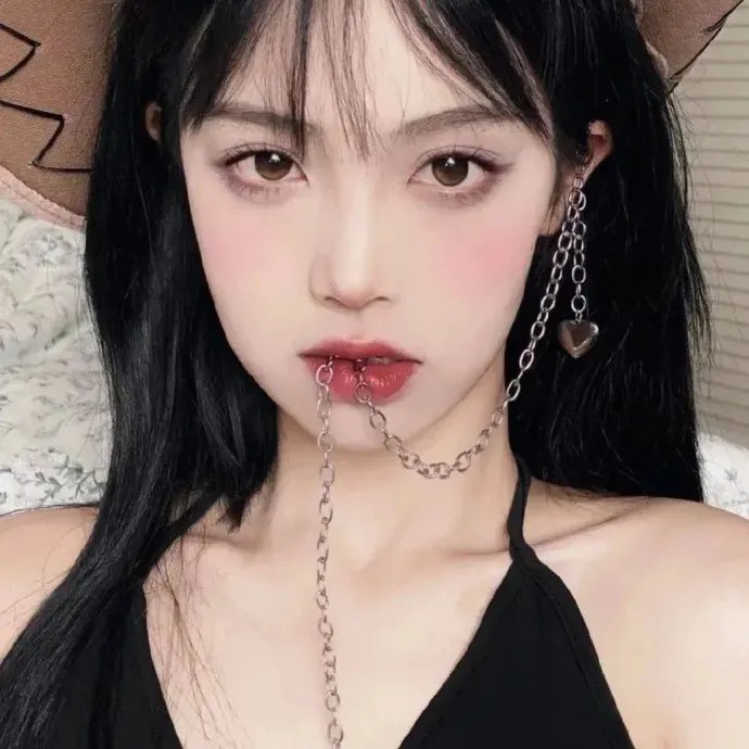 她的伪装